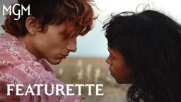 Outsiders in Love – Featurette