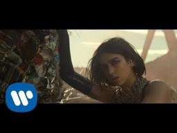 Dua Lipa: “Swan Song”